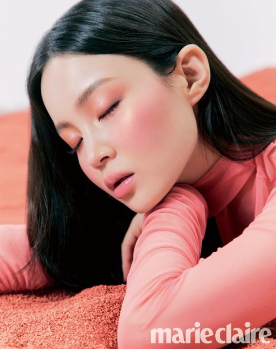 韩国女艺人李夏怡最新《嘉人》杂志写真曝光