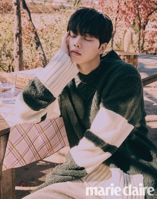 韩国演员宋江最新杂志写真户外秋日气氛浓