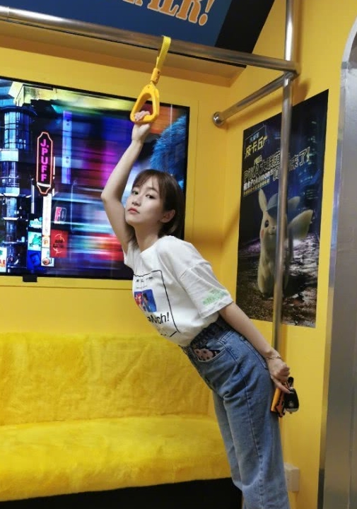 28岁刘美含再次剪严莉莉发型少女感十足多了几分甜