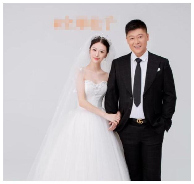 谢永强婚纱照正片出炉,90后娇妻小鸟依人,放下身段为老公洗脚