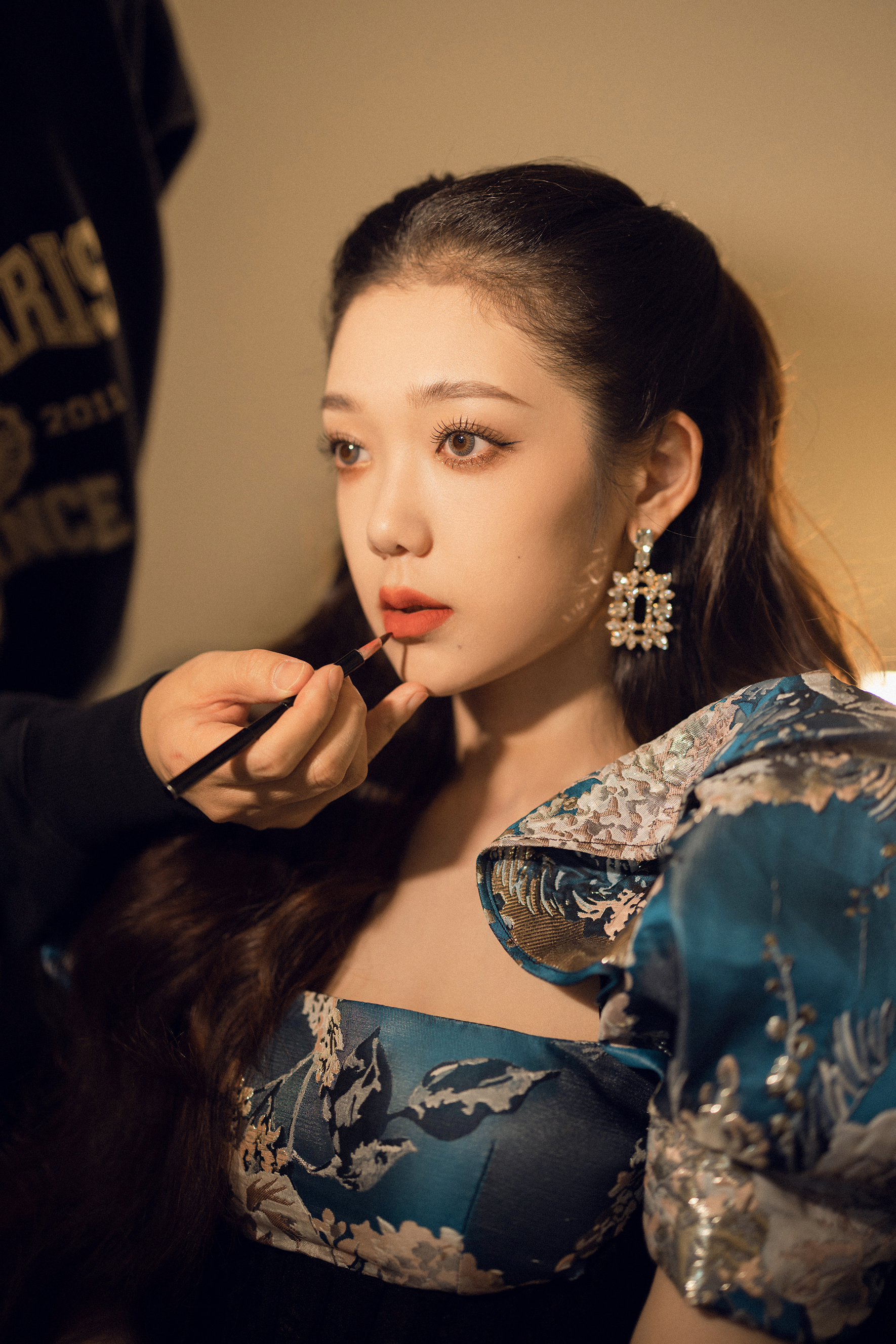 希林娜依高一身蓝色印花公主裙亮相浙江卫视 2023美好中国新歌会