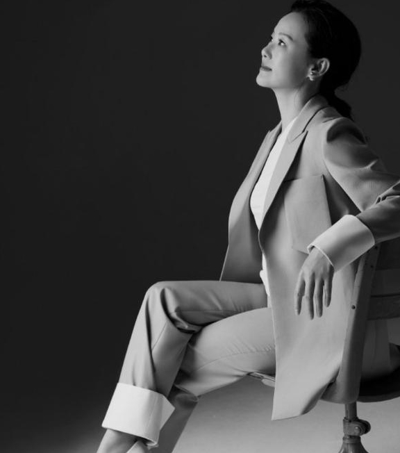 她是小欢喜中温柔体贴的刘静阿姨49岁荣获影后气质太出众