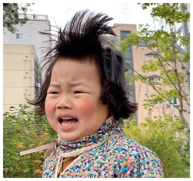 太上头了!5岁女孩活成了土味大妈,每一帧表情都超治愈