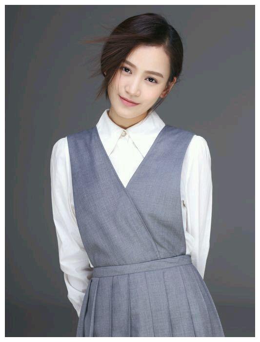 《芳华》是隋源出道后拍的第一部戏,一出道就是冯女郎,虽然她没像苗苗