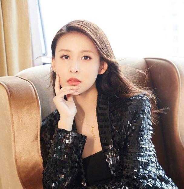 抽烟姿势熟练不避场合,遭吐槽老烟枪|贾青|八仙全传|手夹_新浪新闻