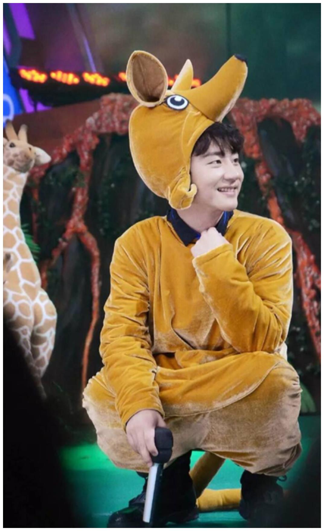 她终于被轰出快乐家族,何老师挥手告别,网友:早该走了