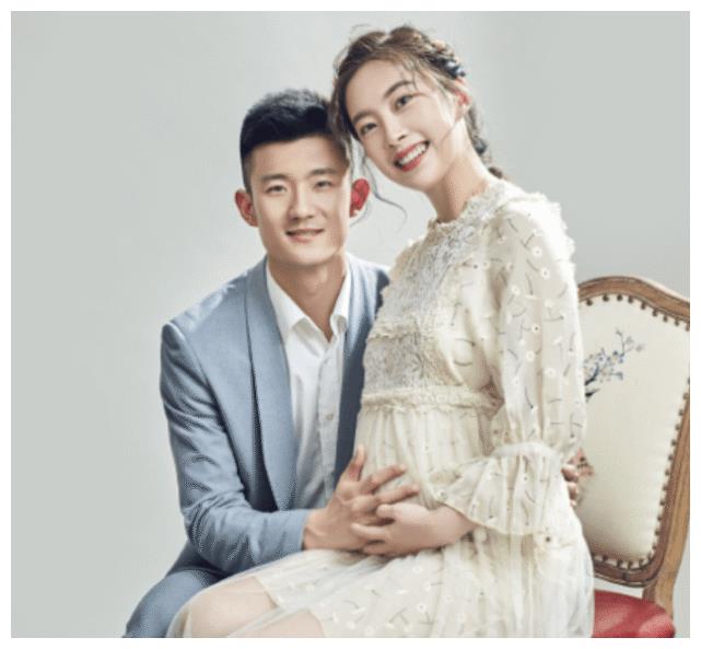 在2017年王适娴正式退役,谌龙和妻子也在2017年结婚,2019年生下爱一个