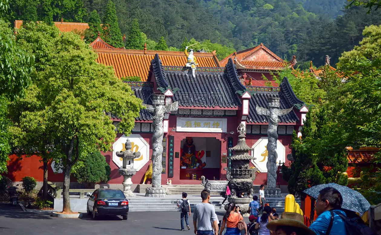 衡山如果是结伴游玩,观音殿一定不可忽略,在那里可祈求无灾无难,一生