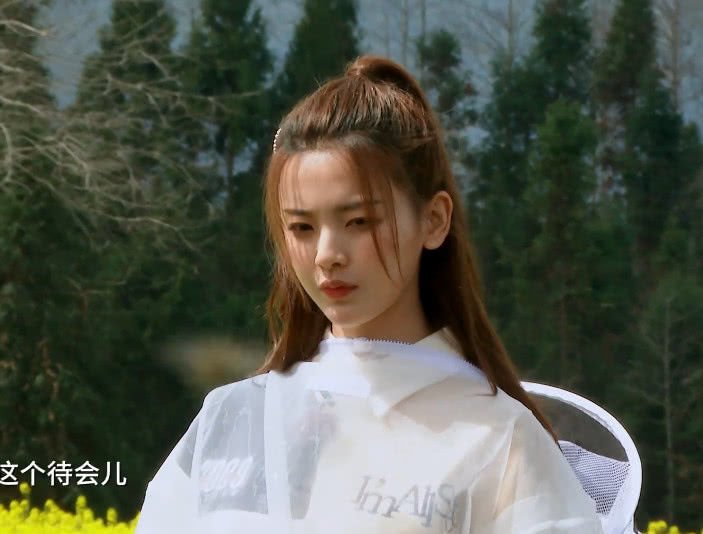 杨超越在农村干活被拍,看到她的鞋底后,不淡定了_高清图集_新浪网