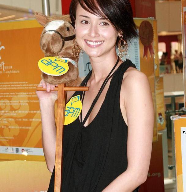 44岁韩君婷转行做医疗协助采集咽拭子标本鼻梁崩塌后无奈退圈