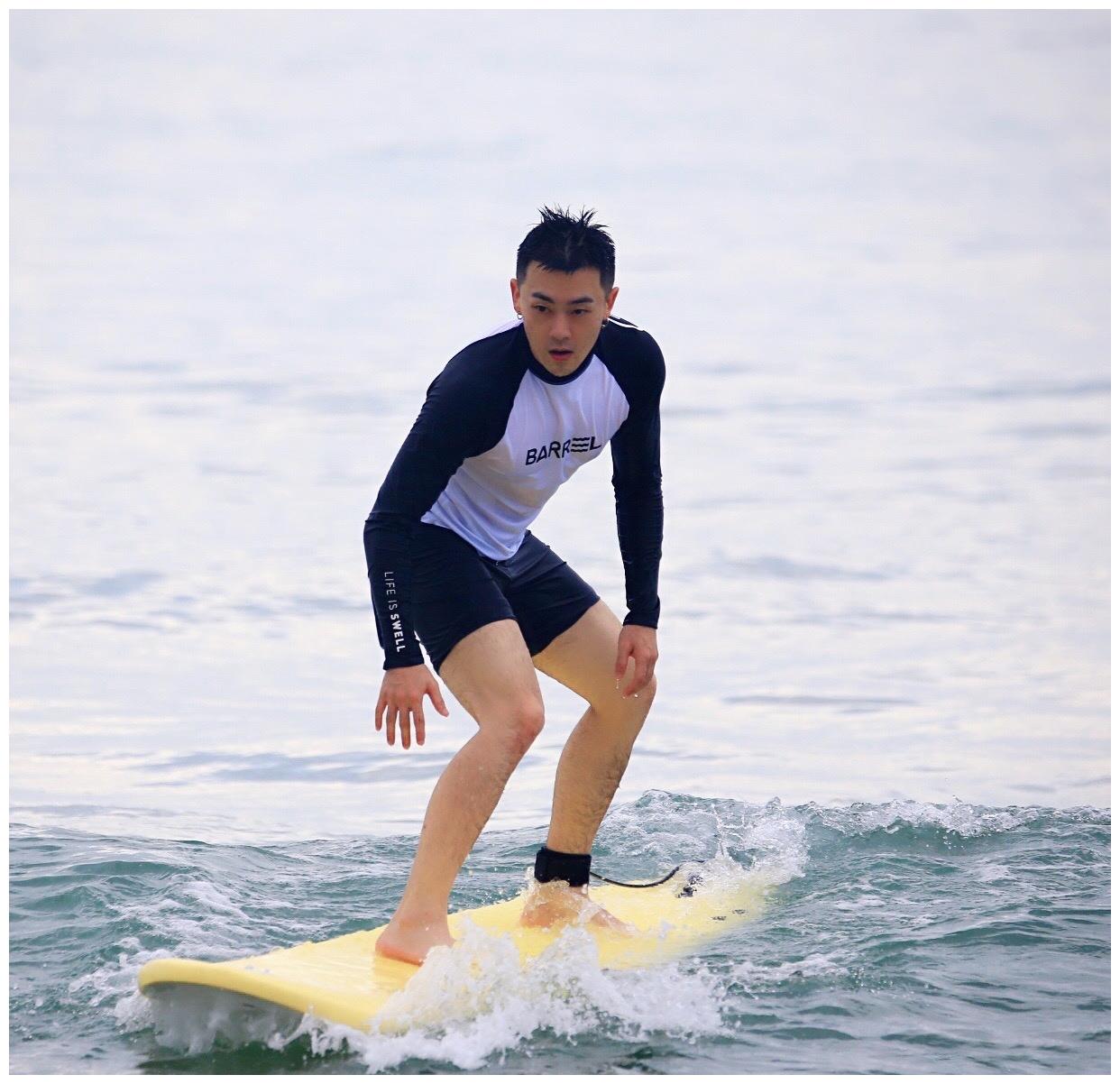《有翡》张昕宇曝光冲浪照 乘风破浪阳光有型