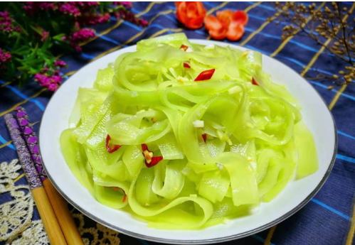 今天给大家分享一道"凉拌莴笋条"的做法,这是一道爽口美味的凉菜,吃