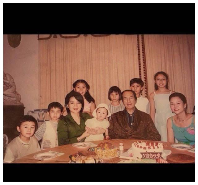 正文  其中,令人不敢相信的是,何超莲是赌王中最漂亮的女儿,小时候长