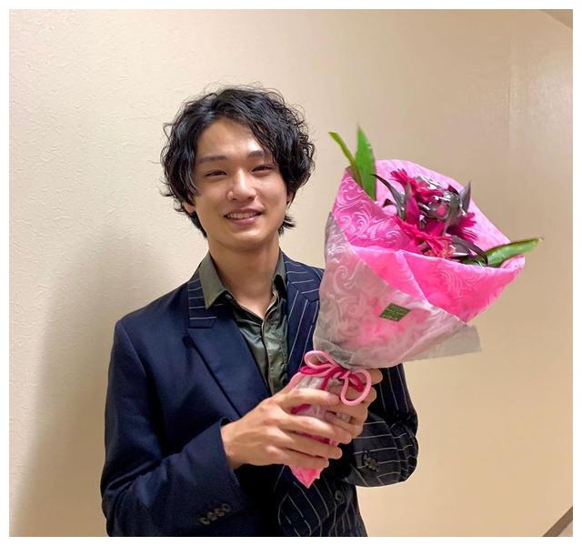 假面骑士01迅与副社长杀青图公开 粉丝:拍完后一起去吃烤肉吧