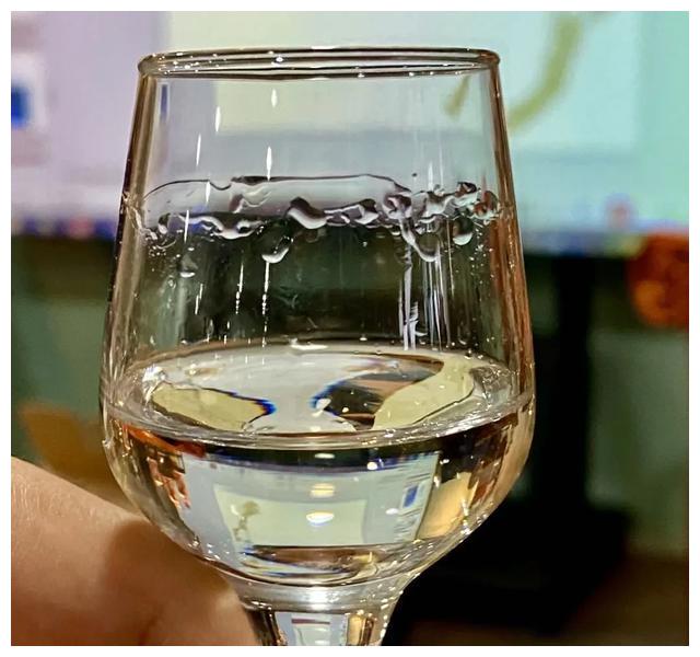 白酒初印象——用视觉感知白酒|脂肪酸|挂杯|酒花_新浪新闻