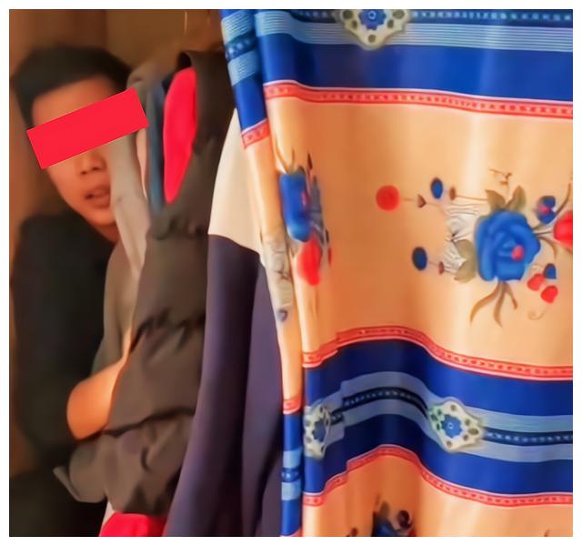 “他来修水龙头”,男子躲衣柜被女子丈夫发现,妻子抱娃淡定解释休闲区蓝鸢梦想 - Www.slyday.coM “他来修水龙头”,男子躲衣柜被女子丈夫发现,妻子抱娃淡定解释休闲区蓝鸢梦想 - Www.slyday.coM