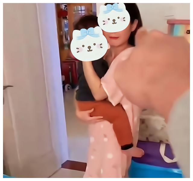 “他来修水龙头”,男子躲衣柜被女子丈夫发现,妻子抱娃淡定解释休闲区蓝鸢梦想 - Www.slyday.coM “他来修水龙头”,男子躲衣柜被女子丈夫发现,妻子抱娃淡定解释休闲区蓝鸢梦想 - Www.slyday.coM