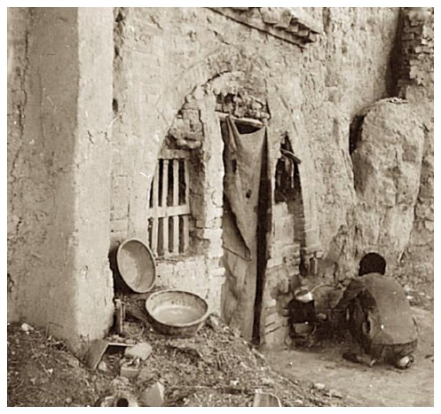 1939年山西临汾老照片住在窑洞中的贫困人家生活全记录