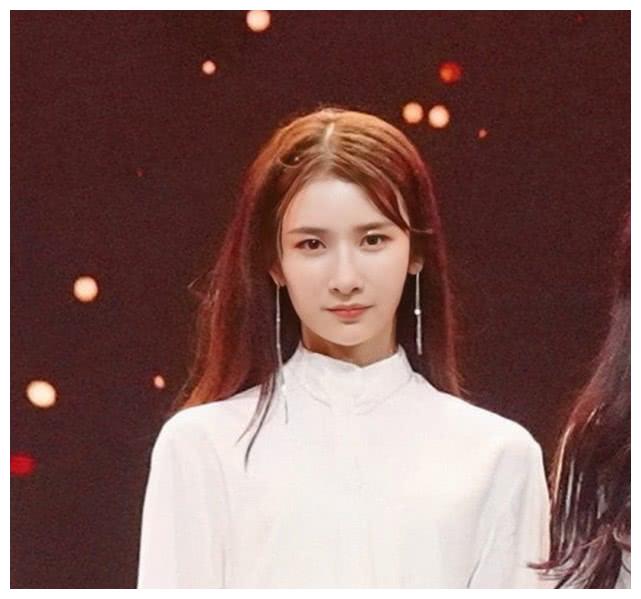 青春有你2:小鬼新歌mv女主角,朱正廷的贴身伴舞,被陈立农夸赞