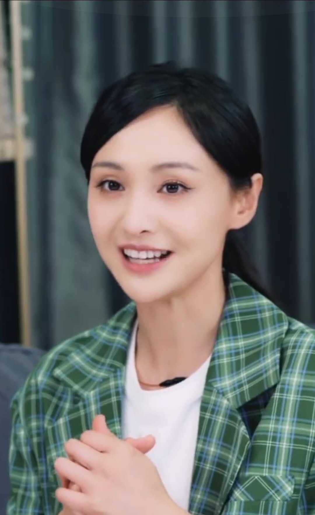 郑爽最新日常视频流出,穿宽松西装不拘小节,少女感不在尽显老气