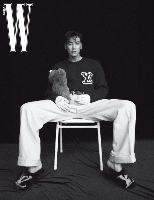 韩国艺人金英光拍时尚杂志写真