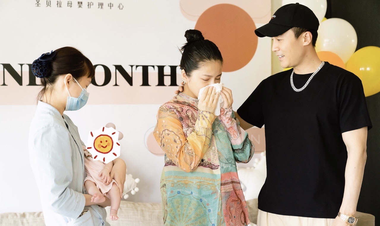 杜淳王灿晒女儿满月照一家三口温馨幸福又一位女儿奴