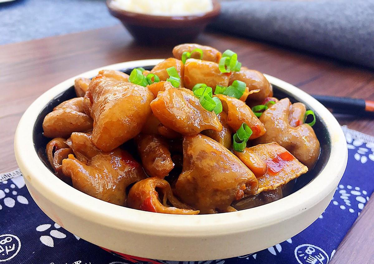 喜欢吃内脏的别错过喷香的红烧肥肠钵来了湖南的经典名菜之一