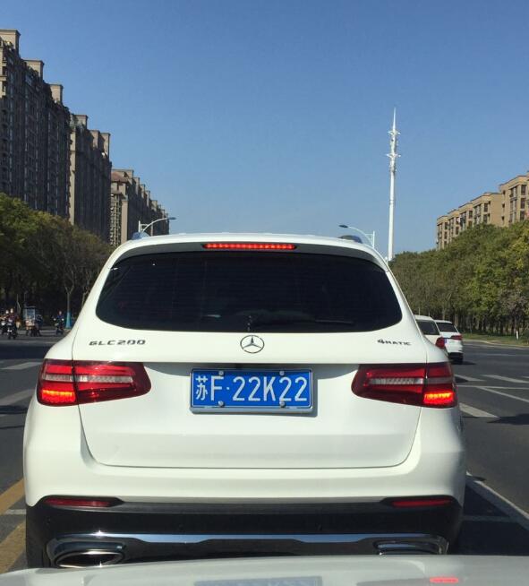 南通港闸区偶遇车牌靓号"22k22",挂在一部奔驰glc上!_高清图集_新浪网