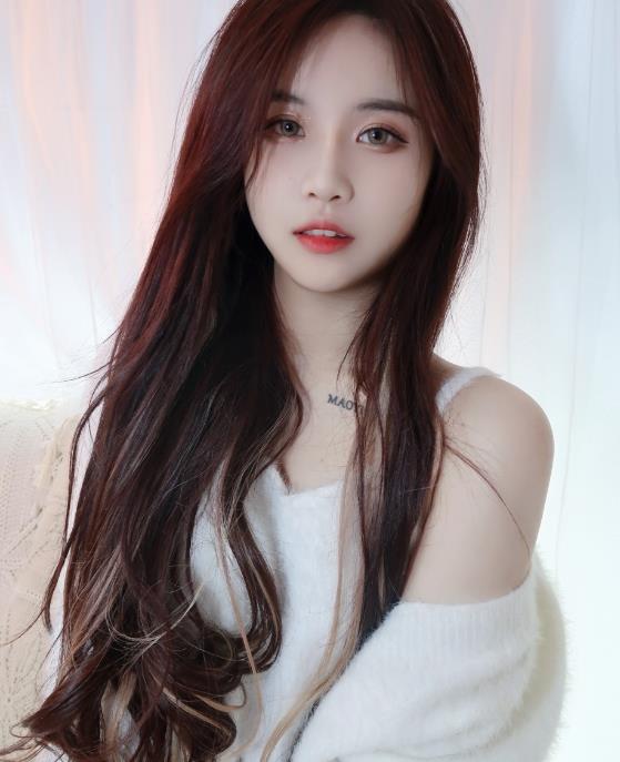 网红杨清柠全新晒照,上衣仅靠两根细带吊着,秀出