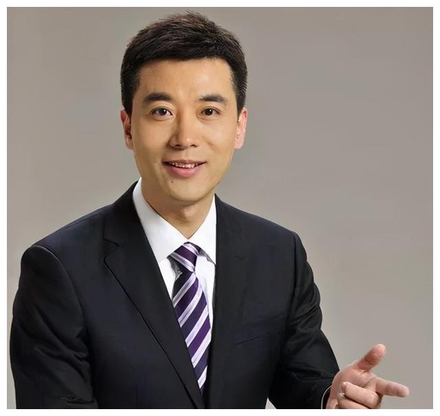 央视主持人郭志坚,结婚多年妻子"成谜",如今19岁儿子很优秀