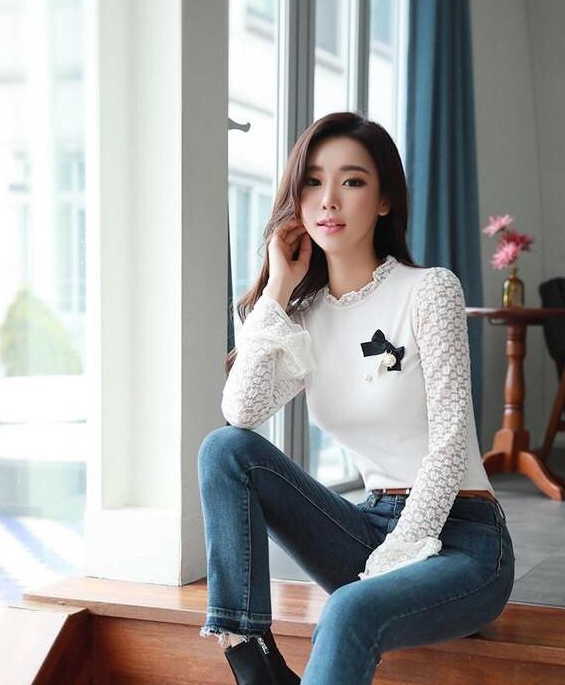 时尚优雅的打底衫,朴多贤搭配牛仔裤穿着精干利落,妥妥的女神范