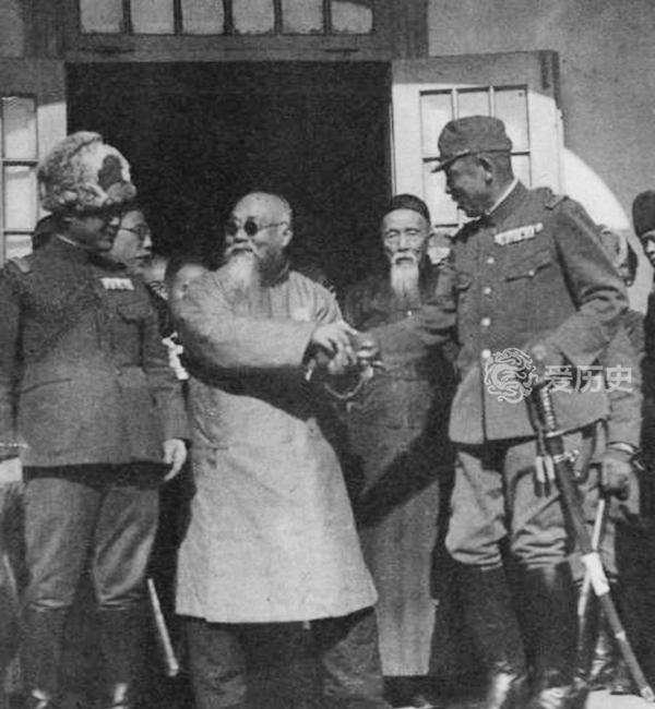 老照片:日军在济南耀武扬威的入城式 汉奸们竟忙着感谢占领__财经头条