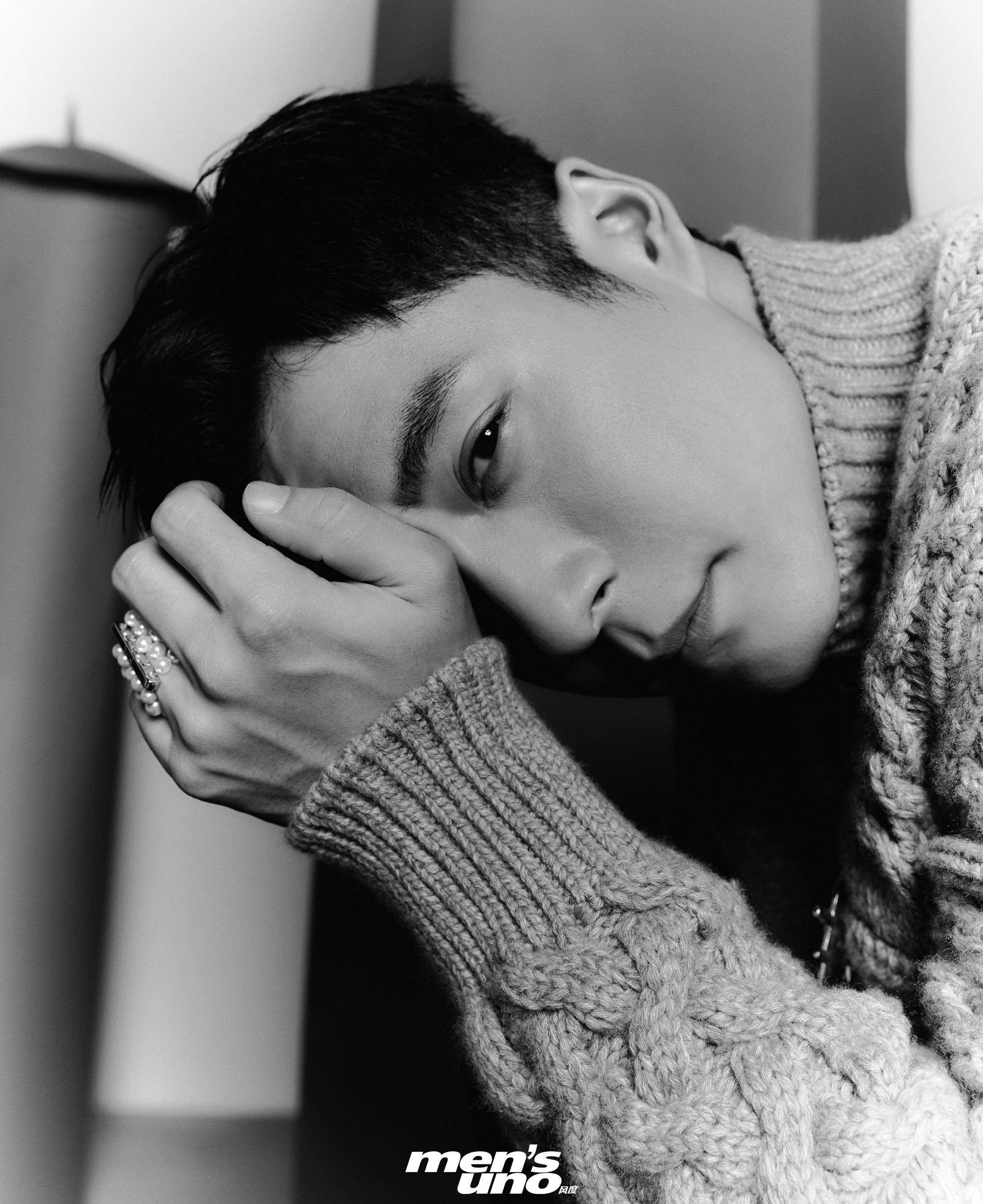 韩东君秋日大片上线 油画质感演绎光影下的温柔