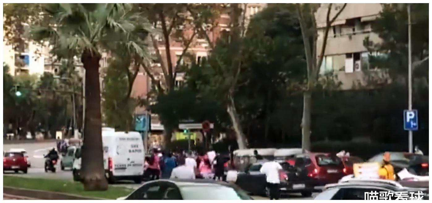 巴萨球迷们把法蒂当作新梅西，恐怕法蒂车被砸的日子已经不远了休闲区蓝鸢梦想 - Www.slyday.coM