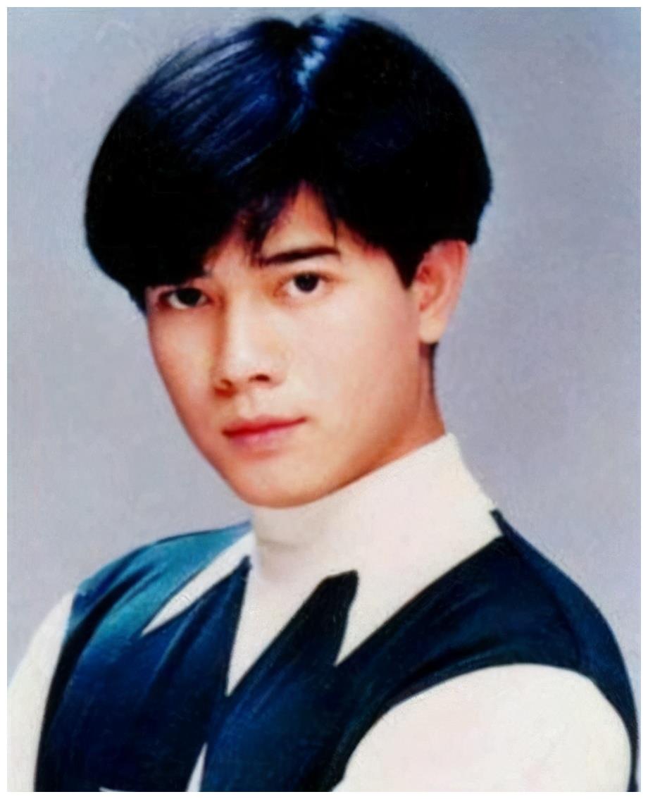 郭富城的童年,他的童年虽然没有多么富裕,但也是小康家庭,小时候的