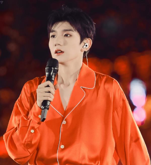 有种"整容"叫王源,身穿四叶草应援色,颜值帅到移不开视线!