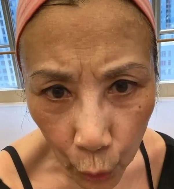 汪明荃素颜晒照,无畏72岁满脸的皱纹,心态好很阳光!