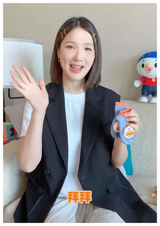 李亚男仍然剪着短发,头发的两边佩戴着两个发卡,整个造型还是很可爱的