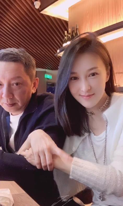 梦萍乐珈彤罕晒全家福手挽富豪老公甜蜜十足俩儿子超帅气