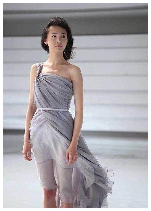 郑爽刚出道时竟如此清纯圆圆的脸型比现在好看多了