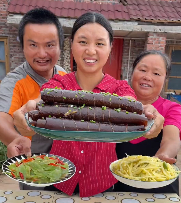 张同学走红的同时，不少年入千万的网红在“装农民”休闲区蓝鸢梦想 - Www.slyday.coM