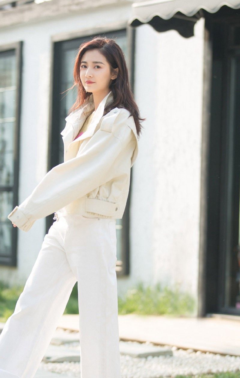 陈钰琪街拍照,软萌甜美风有颜值,有身材,演技在线,更有未来!