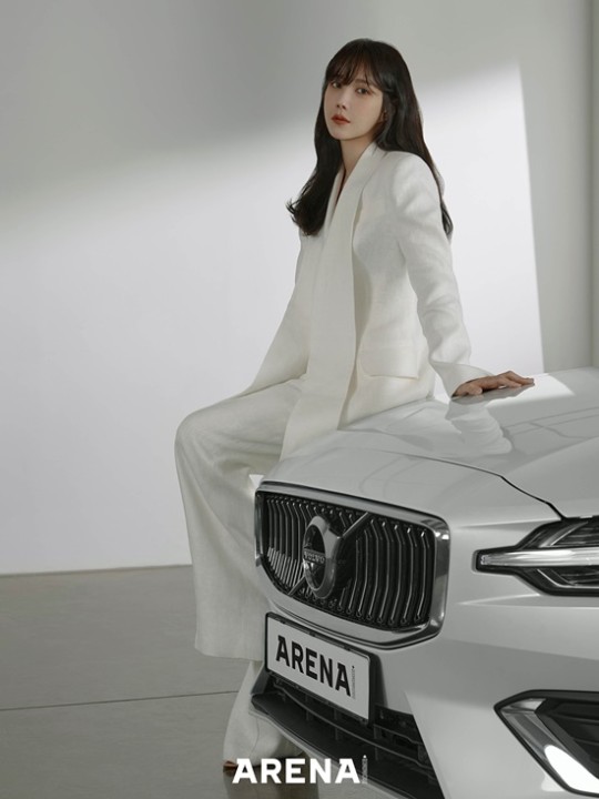 韩女星李智雅杂志写真曝光干练白色打造独特气质