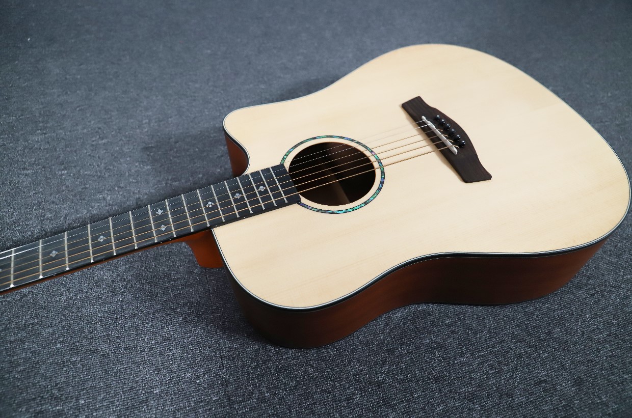 卡马d1ca1c和veazen费森clr300新手入门吉他应该怎么选