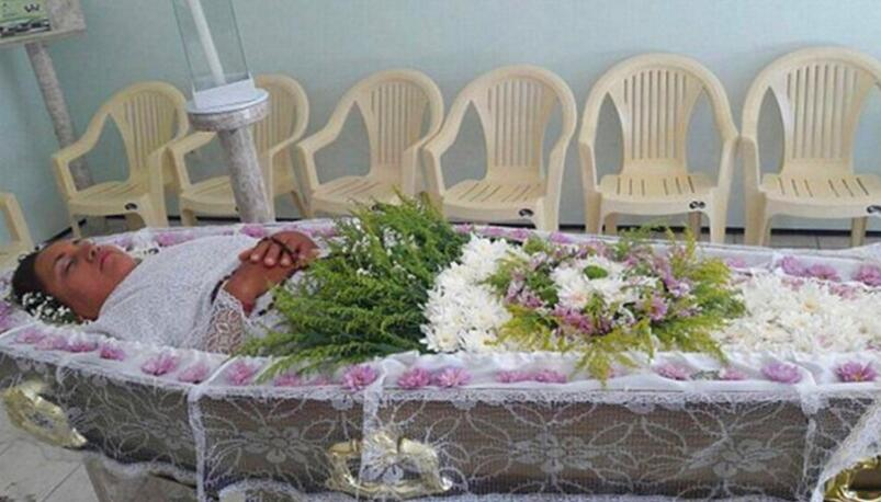 女子为检验朋友真心谎称自己离世还为自己进行丧礼邀请朋友