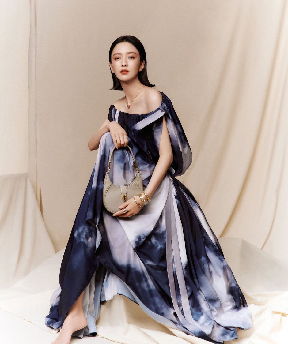 38岁佟丽娅越来越美了拍杂志大片香肩抢镜眉眼如画气质出众