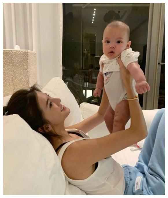 张馨月火速生女坐稳阔太之位吴千语晒亲子图疑回击昔日被讽之仇