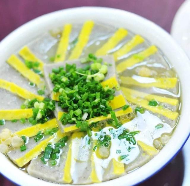 在美食面前,四川人也会有自己的独门匠心,这个粑粑肉就是代表