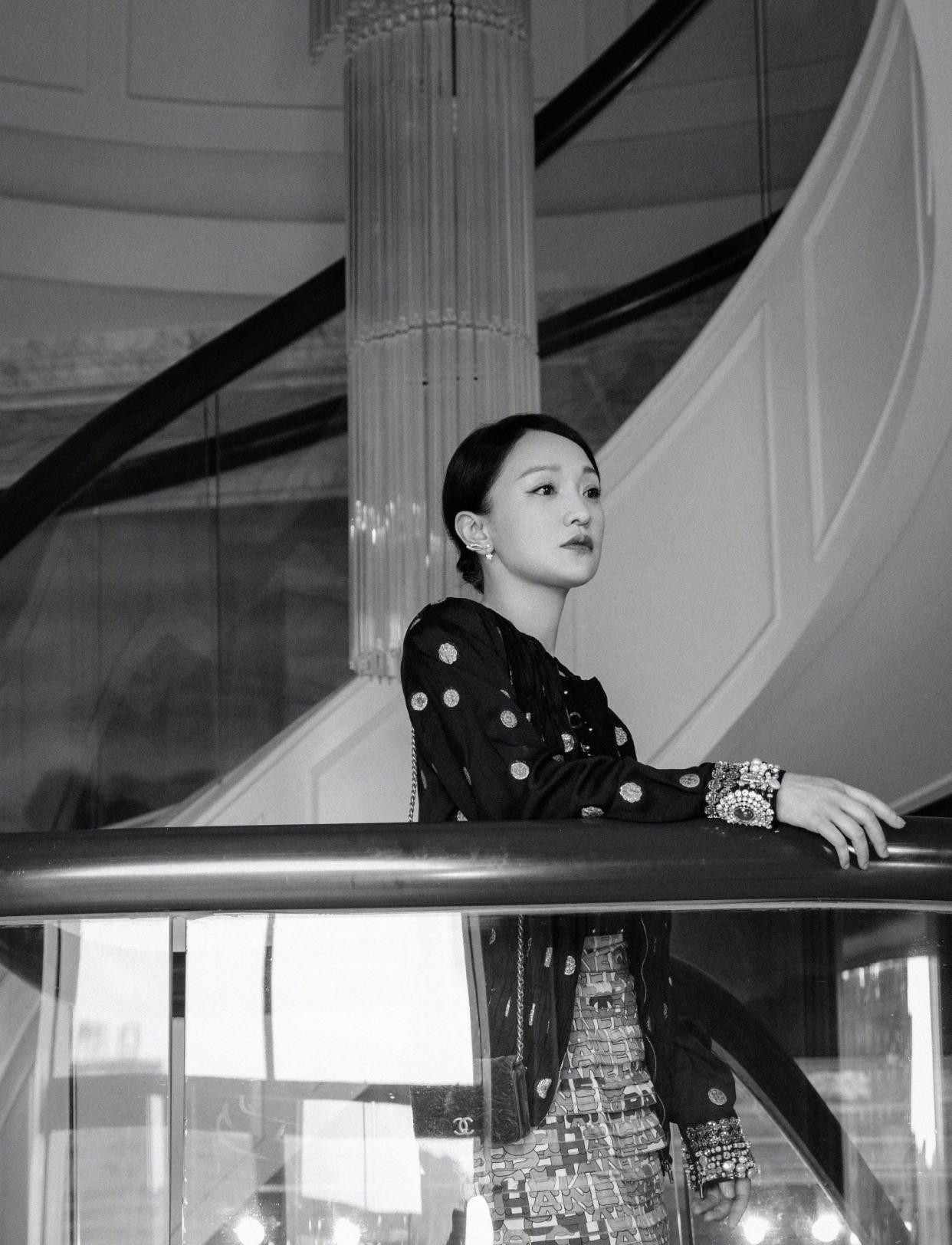 周迅47岁氛围写真灵气十足笑容灿烂