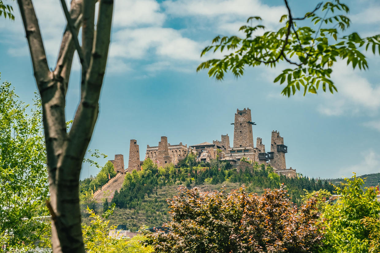 四川茂县大山里有一座古老羌寨:拥有古代碉楼群,窗棂上摆满白石